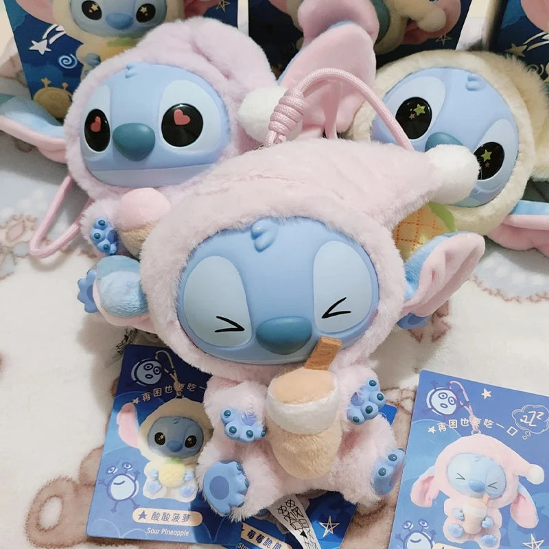 Llavero Peluche Stitch “Eat Something Before Sleep” | Colección Vinilo Disney — Estilo Aleatorio