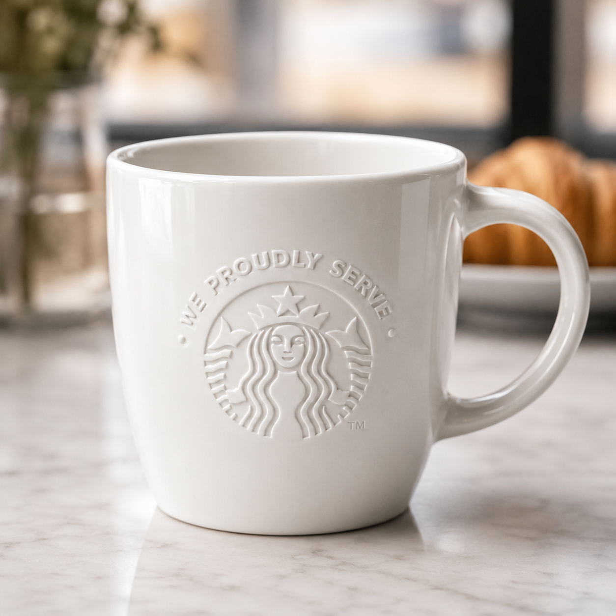 Taza Starbucks cerámica blanca con café en escritorio